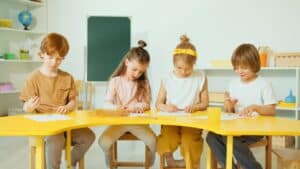 Vier Schulkinder an einem Tisch