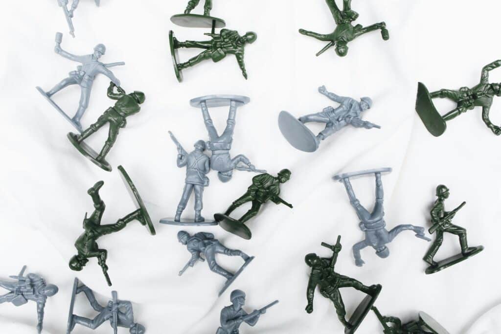 Spielzeugsoldaten liegen durcheinander